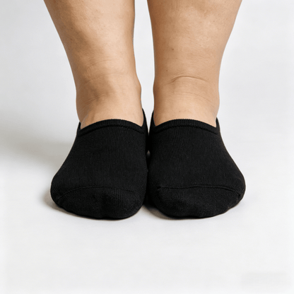 Breathable moisture-wicking black diabetic no-show socks for keeping feet dry

